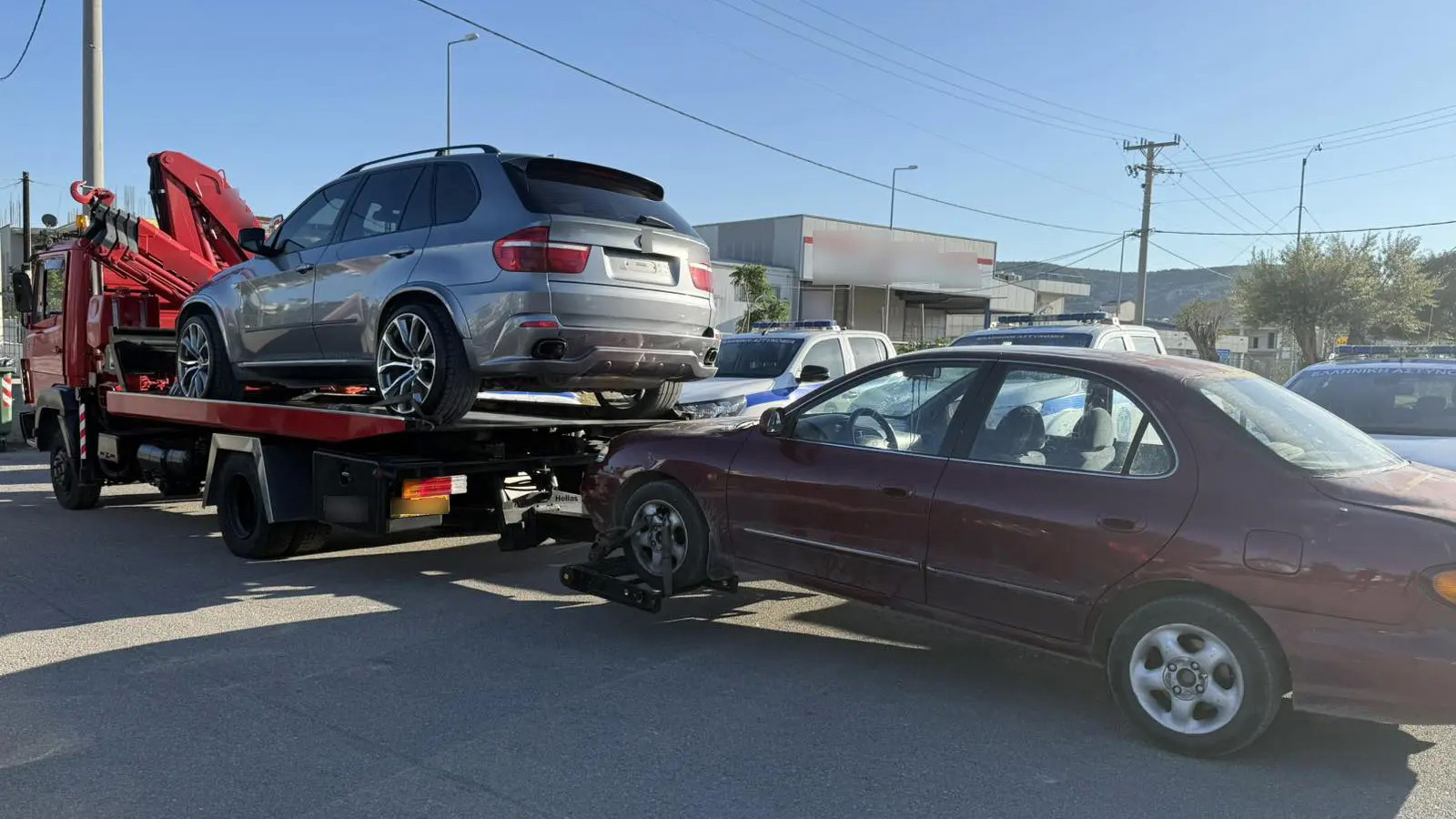 ΕΛ.ΑΣ.: «Ντου» σε Άνω Λιόσια & Φυλή, 11 Ι.Χ. έφυγαν με γερανό